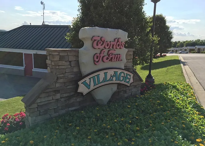 Hotel near College: Worlds Of Fun Village